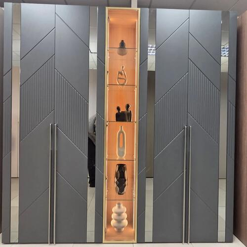 Шкаф «Хаос со зеркалами»